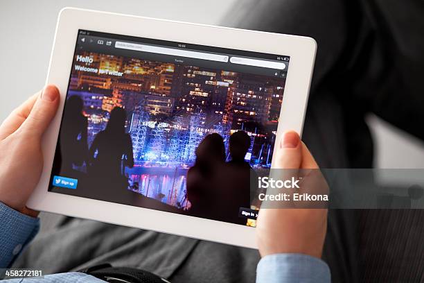 Foto de Twitter No Ipad e mais fotos de stock de Aplicação móvel - Aplicação móvel, Blogar, Computador