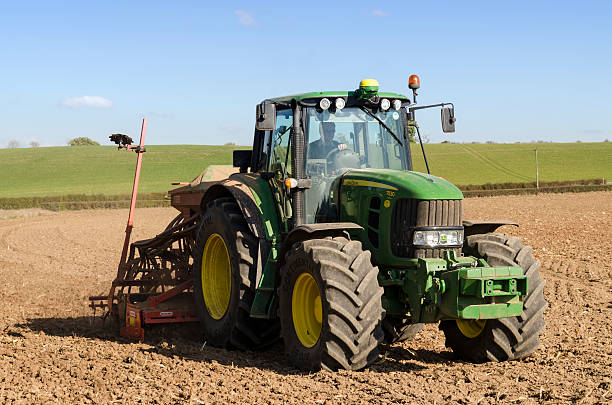 シード掘削、トラクターを植えるクロップ - tractor farm uk agriculture ストックフォトと画像