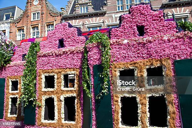 Photo libre de droit de Maisons Hollandaises Avec Des Fleurs De Fleur Parade banque d'images et plus d'images libres de droit de Amsterdam