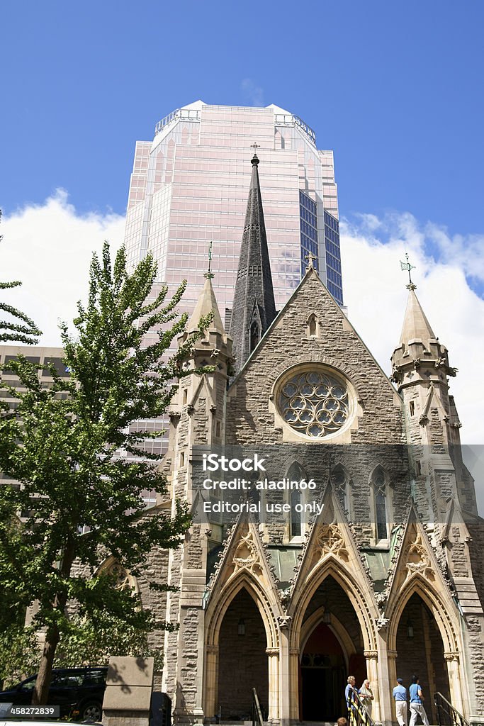 Christ-Church-Kathedrale und KPMG Tower in Montreal - Lizenzfrei Kathedrale Stock-Foto