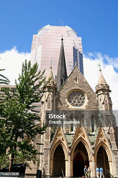 Cristo Cattedrale Di Chiesa E Kpmg Tower A Montreal - Fotografie stock e altre immagini di Cattedrale