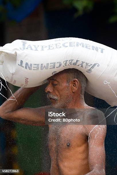 Indian Bagażowi W Nowym Delhi - zdjęcia stockowe i więcej obrazów Cement - Cement, Worek - Torba, Nosić