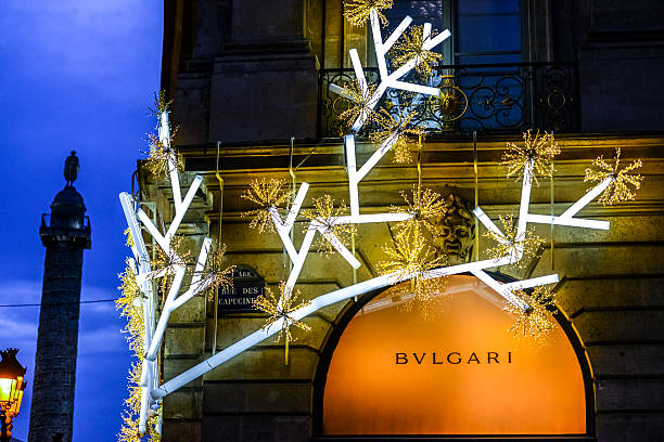 decoração de natal em bulgari conservar, praça vendome, paris - bulgari imagens e fotografias de stock