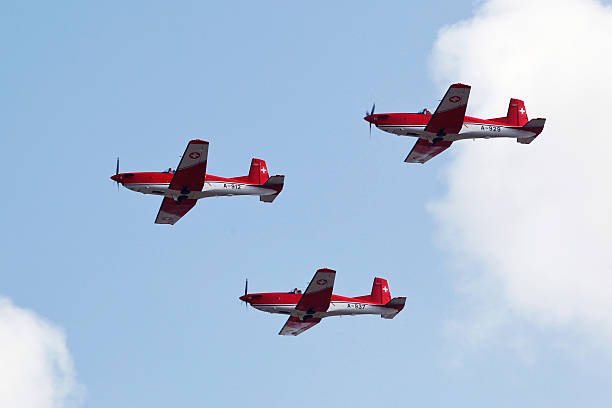força aérea suíça pc - 7 equipa - stunt airplane air air vehicle imagens e fotografias de stock