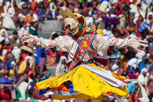 Danza tradizionale al festival di Timphu Dzong - foto stock