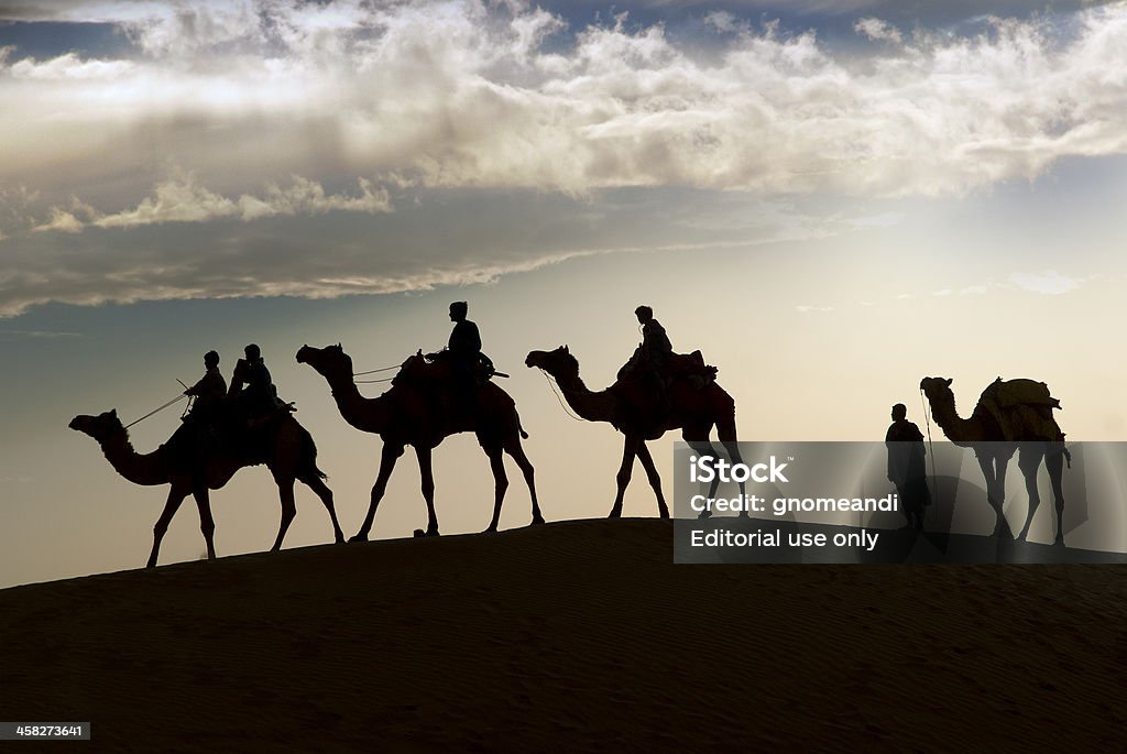 Monta de camellos en el desierto de Thar - Foto de stock de Aire libre libre de derechos