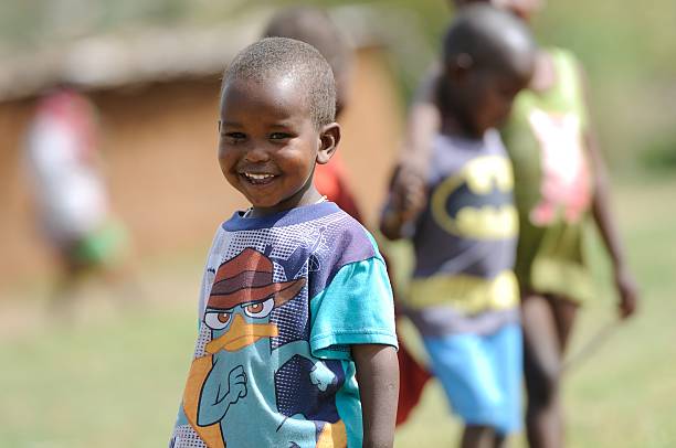 неидентифицированные улыбающаяся африканского ребенка. - национальный заповедник масаи стоковые фото и изображения