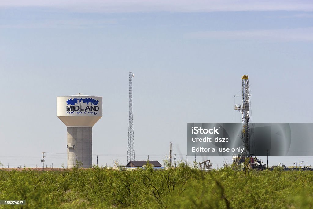 Szyb naftowy Wieża wiertnicza i water tower w Midland Stan Teksas - Zbiór zdjęć royalty-free (Midland - Teksas)