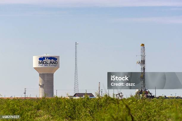 Szyb Naftowy Wieża Wiertnicza I Water Tower W Midland Stan Teksas - zdjęcia stockowe i więcej obrazów Midland - Teksas