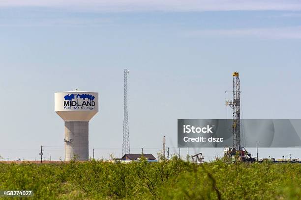 Foto de Plataforma De Perfuração De Petróleo Bem E O Water Tower Em Midland Texas e mais fotos de stock de Midland - Texas
