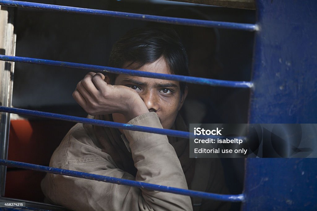 Hombre joven salir en un tren azul - Foto de stock de Adulto libre de derechos