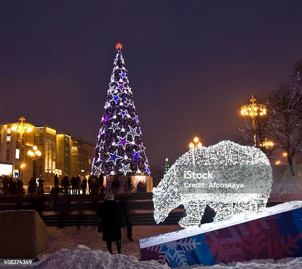 Foto de Electric Bear E A Árvore De Natal e mais fotos de stock de Ano novo - Ano novo, Cidade, Cidade pequena