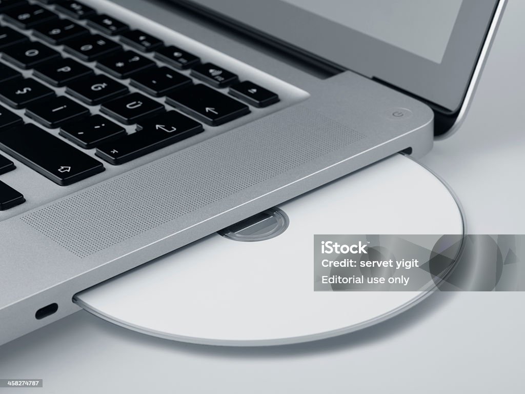 ブランク Cd に表示されているプロのコンピュータのマックブック - MacBookのロイヤリティフリーストックフォト