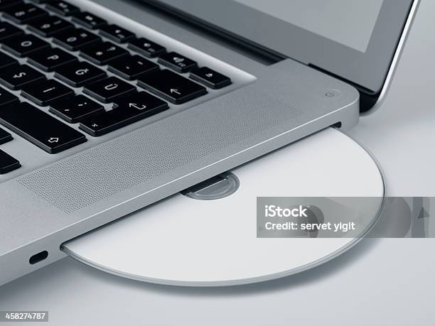 ブランク Cd に表示されているプロのコンピュータのマックブック - MacBookのストックフォトや画像を多数ご用意 - MacBook, インターネット, オフィス