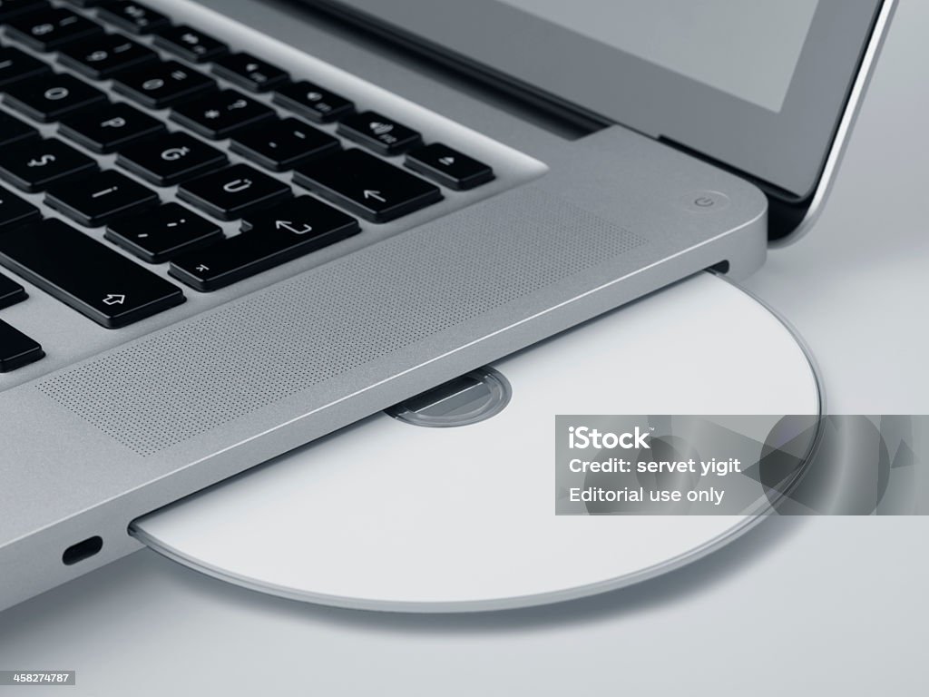 Cd em branco do MacBook Pro computador - Royalty-free Aberto Foto de stock