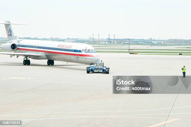 American Airlines Jet En El Aeropuerto Ohare Foto de stock y más banco de imágenes de Aeropuerto - Aeropuerto, Aeropuerto de O'Hare, Ala de avión