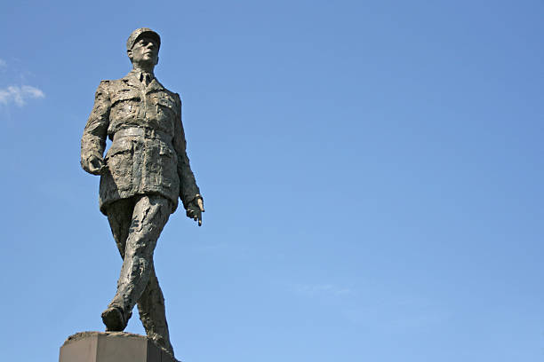 escultura de memorial del presidente francés, paris charles de gaulle airport - charles de gaulle fotografías e imágenes de stock