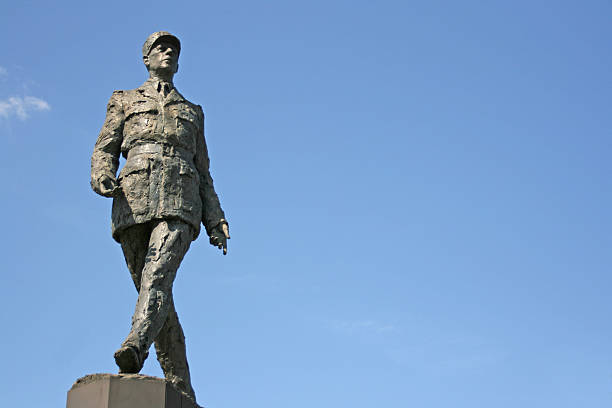 monument de la sculpture du président français charles de gaulle, paris - charles de gaulle photos et images de collection