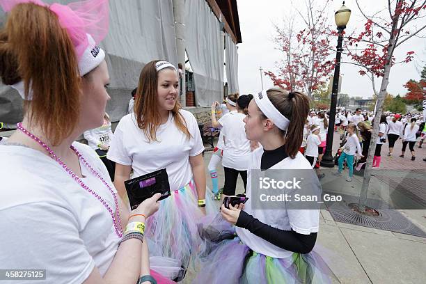 Läufer Vor Dem Start Color Run Stockfoto und mehr Bilder von 18-19 Jahre - 18-19 Jahre, 20-24 Jahre, Aktiver Lebensstil