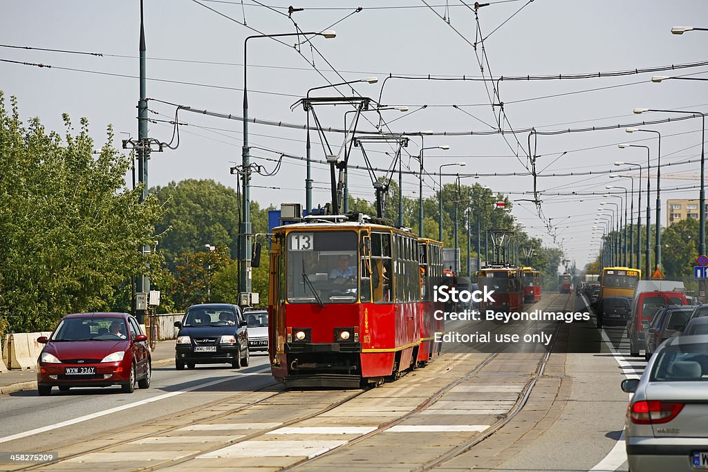 Varsóvia bondes e traffice na movimentada rua - Foto de stock de Antigo royalty-free