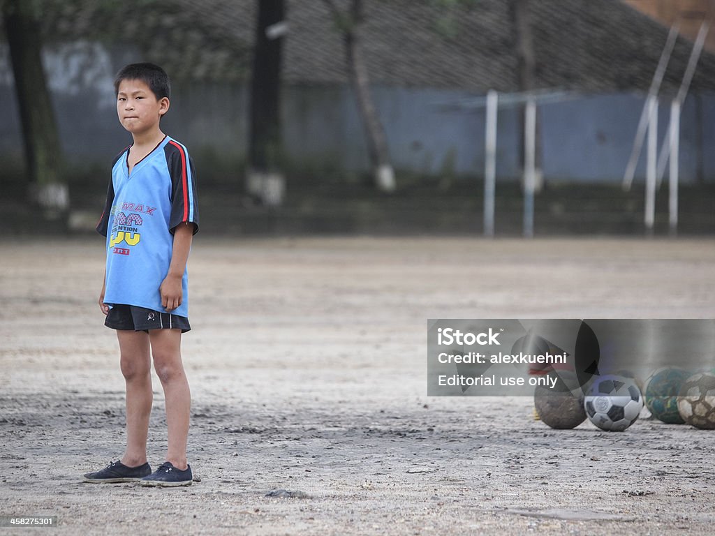 Alumno y jugar al fútbol, Corea del Norte - Foto de stock de Asia libre de derechos