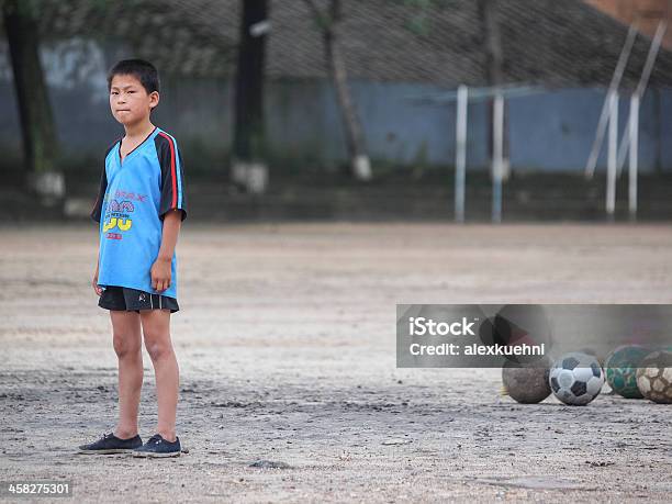 Alumno Y Jugar Al Fútbol Corea Del Norte Foto de stock y más banco de imágenes de Asia - Asia, Asia del Este, Comunismo