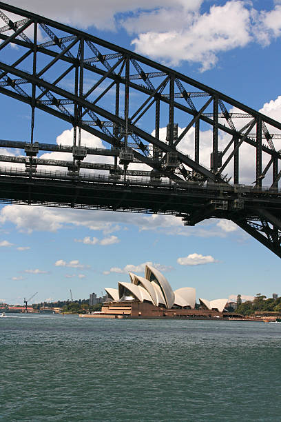 l'opéra de sydney et le pont harbour bridge, australie - sydney harbor bridge sydney opera house vertical australia photos et images de collection
