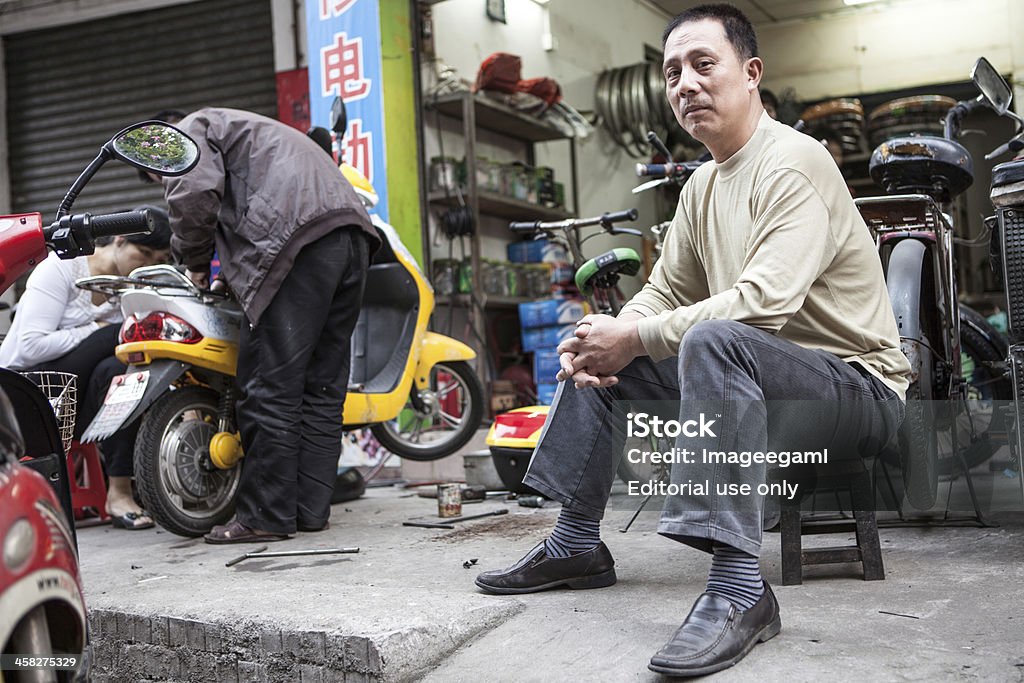 Motorrad-Reparaturwerkstatt in Foshan, China - Lizenzfrei Arbeiten Stock-Foto