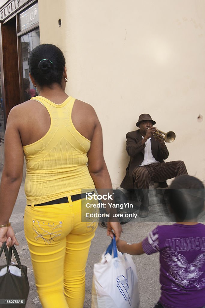 Donna e bambino passa Musicista ambulante suonare la tromba, L'Avana, Cuba - Foto stock royalty-free di Adulto