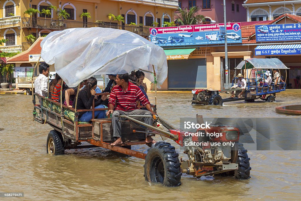 트랙터 드라이브 통해 floodwaters, 시엠레아프, 캄보디아 - 로열티 프리 2명 스톡 사진