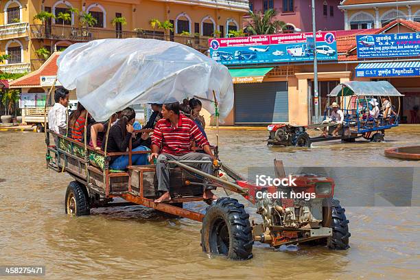 Трактор Дисков Через Floodwaters Сим Рип Камбоджа — стоковые фотографии и другие картинки Азия