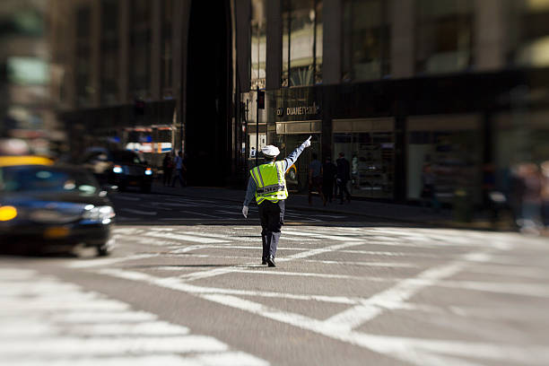 agente de trânsito em manhattan - lensbaby - fotografias e filmes do acervo