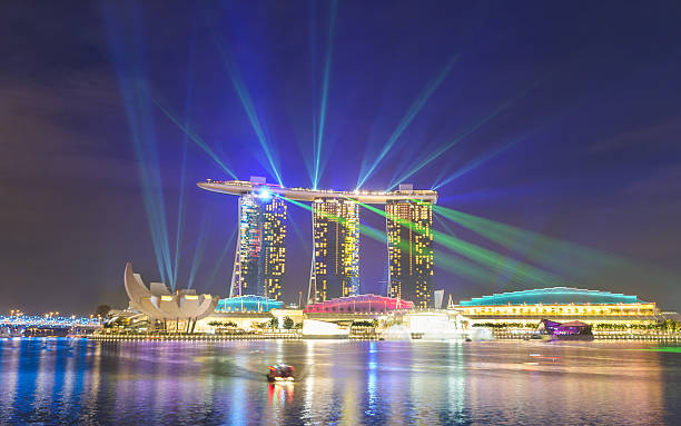 singapur marina bay sands láser lightshow hotel coloridas - merlion singapore marina bay lighting equipment fotografías e imágenes de stock