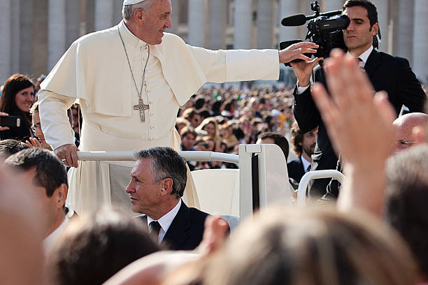 papa francisco i blesses el fiel - we have a pope fotografías e imágenes de stock