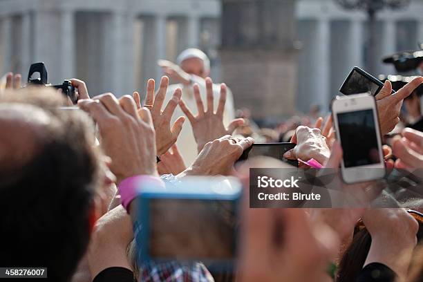 Papa Francesco I Blesses La Fedele - Fotografie stock e altre immagini di Pellegrino - Pellegrino, Città del Vaticano, Roma - Città