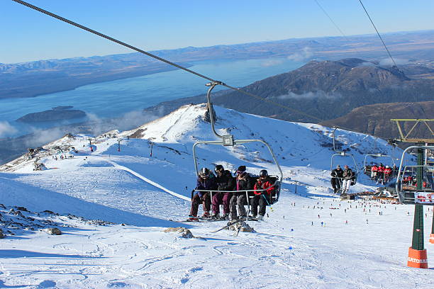 télésiège à la station de ski cerro catedral (fond: gutierrez lake) - perfect day photos et images de collection