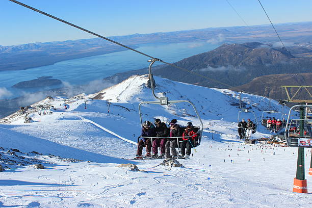 presidente levante a estação de esqui de cerro catedral (fundo: gutierrez lago) - bariloche patagonia argentina lake imagens e fotografias de stock