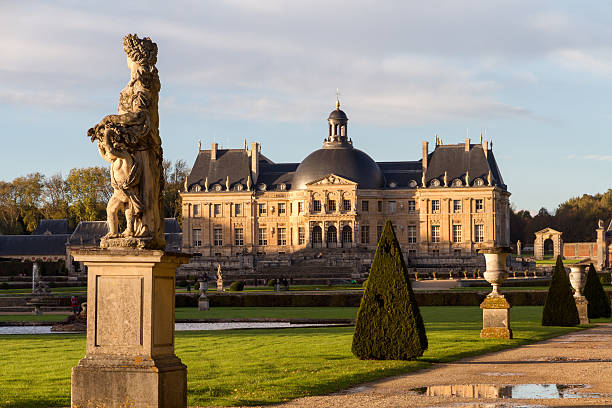 jardín de vaux-le-vicomte castillo - chateau de vaux le vicomte fotografías e imágenes de stock