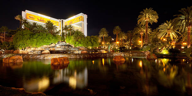 lago perto a miragem em las vegas - mirage hotel imagens e fotografias de stock