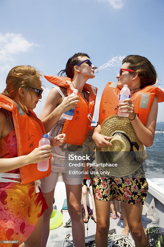 Tres niñas jugando con el motor boat Chalecos de vida - Foto de stock de Actividad libre de derechos