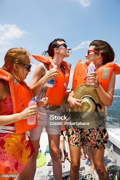 Tres Niñas Jugando Con El Motor Boat Chalecos De Vida Foto de stock y más banco de imágenes de Actividad