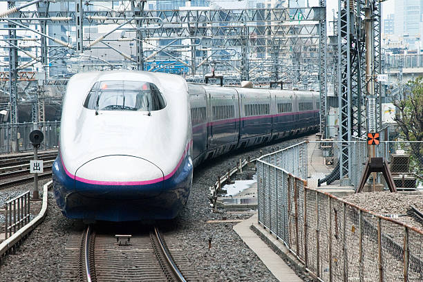 Shinkansen Trem-bala na Estação ferroviária de Tóquio - fotografia de stock