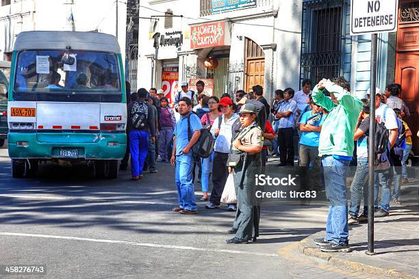 Bus In Die Peruanische Stadt Arequipa Stockfoto und mehr Bilder von Abwarten - Abwarten, Arequipa - Peru, Bus