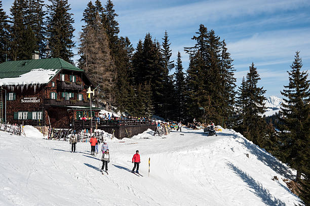 mountain guesthouse sonnbühel, kitzbühel, hahnenkamm - hahnenkamm foto e immagini stock