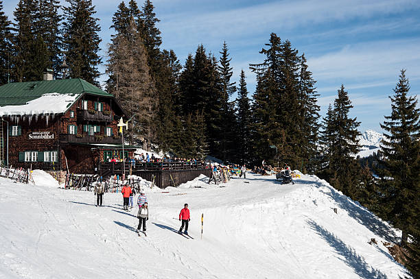 montanha guesthouse sonnbühel, kitzbühel, hahnenkamm - ski resort winter sport apres ski ski slope imagens e fotografias de stock