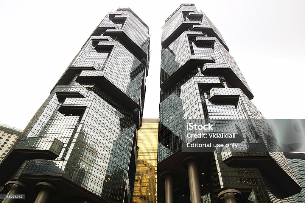 Lippo Centre-Chambre avec lits jumeaux dans la tour gratte-ciel du complexe. - Photo de Acier libre de droits