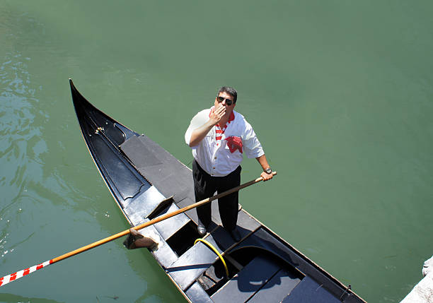 гондольер поездки на гондоле по каналам венеции - gondola venice italy canal sailor стоковые фото и изображения