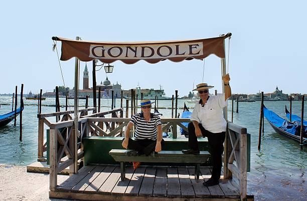 gondoliers на гранд-канал венеции - gondola venice italy canal sailor стоковые фото и изображения