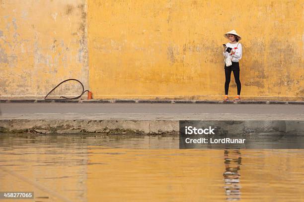 Mujer Por El Agua Foto de stock y más banco de imágenes de Mujeres - Mujeres, Pared, Una sola mujer