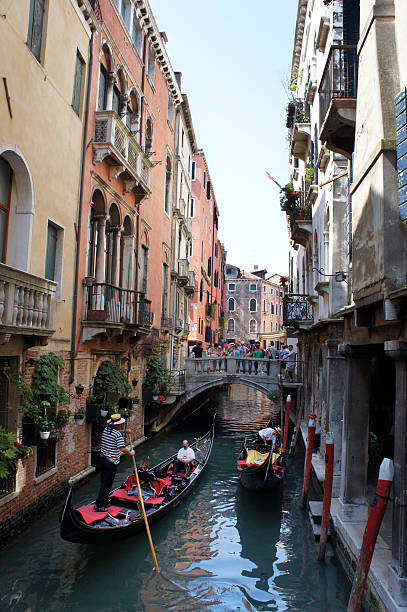 гондольер поездки на гондоле по каналам венеции - gondola venice italy canal sailor стоковые фото и изображения